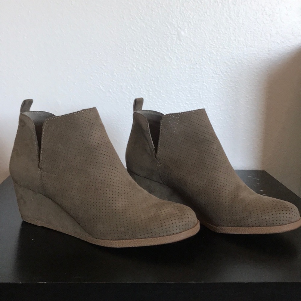Wedged short boots